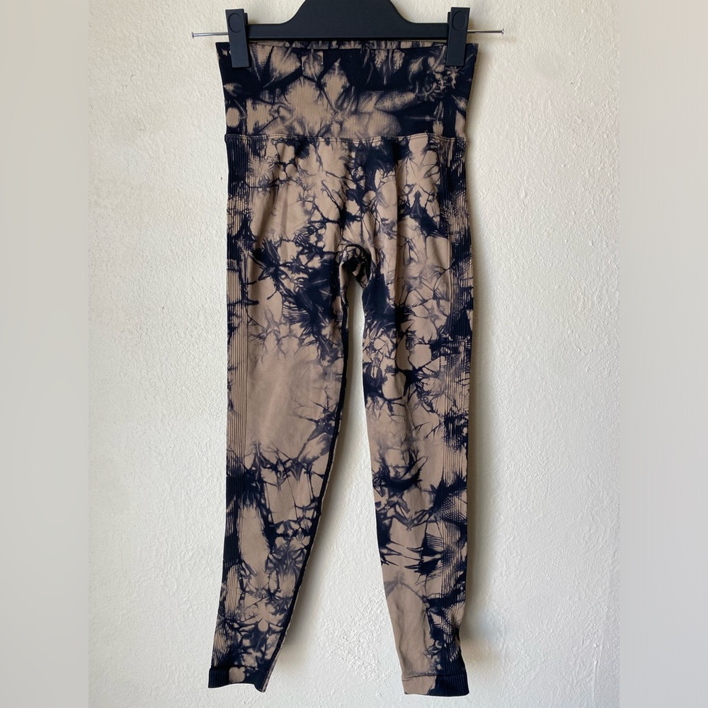 NWOT Tie-Dye Scrunch Leggings